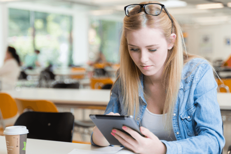 Fille sur une tablette