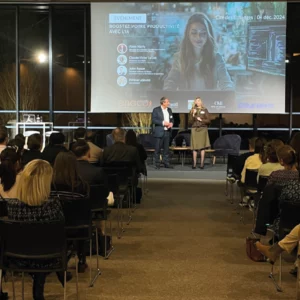 Public présent à la conférence IA. Avec Hélène Lejeune et John Ayoun dans le panel